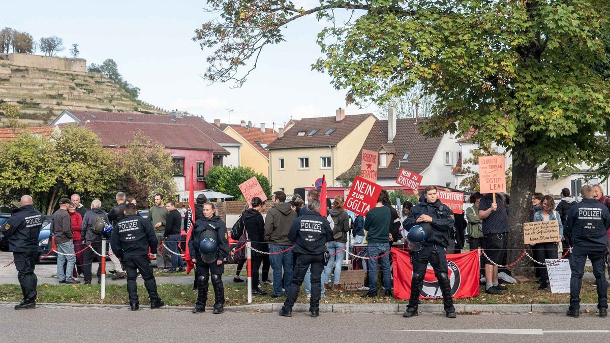 Aufregung in Asperg: Die Polizei trennt den Antifa-Protest von der BI. Fotos: Jens Volle Aufregung in Asperg: Die Polizei trennt den Antifa-Protest von der BI. Fotos: Jens Volle