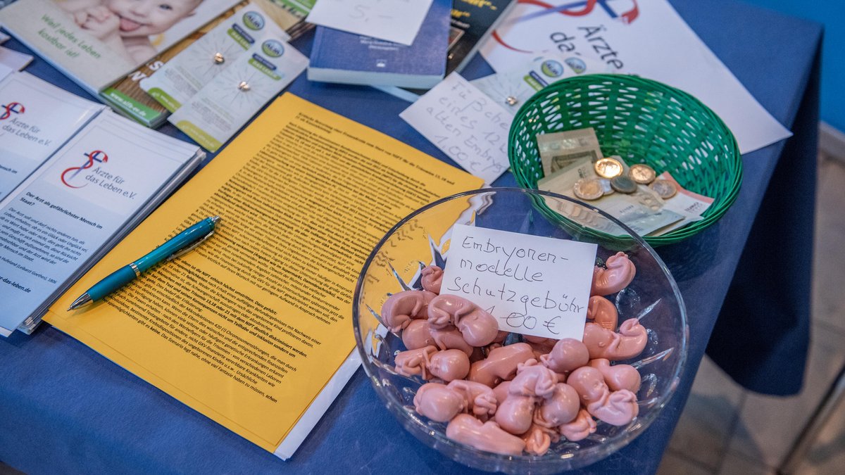 Embryos aus Plastik und winzige Füßchen zum Anstecken: Merchandising beim Gmünder Kongress 2022.