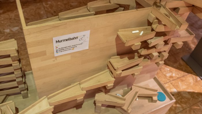 Murmel dir einen: zweckentfremdete Hygieneartikel in der Spiele-Ecke des Rathauses.