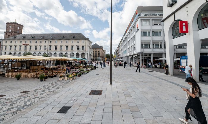 Der bereits umgestaltete Karlsruher Marktplatz: Wären Blumenstand und mobile Palmen nicht, gäbe es schlicht gar kein Grün. Foto: Jens Volle
