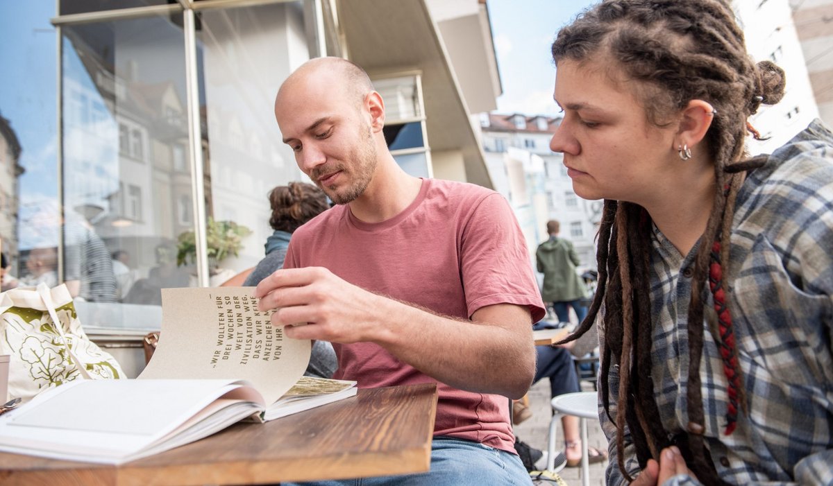 Die beiden "Mondo"-Macher Tobias Ertel und Pia Wieland. Innenansichten ihres Magazins mit Klick auf den Pfeil. Fotos: Jens Volle