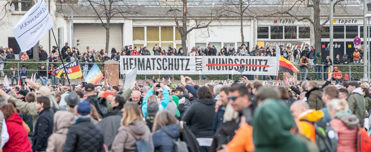 "Heimatschutz statt Mundschutz": Dieses Banner stammt von der Identitären Bewegung. Darunter: Gruppenkuscheln und Coronäse auf dem Wasen.  