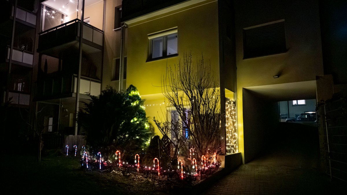 Leuchtgirlanden und Zuckerstangen erhellen den Heimweg.