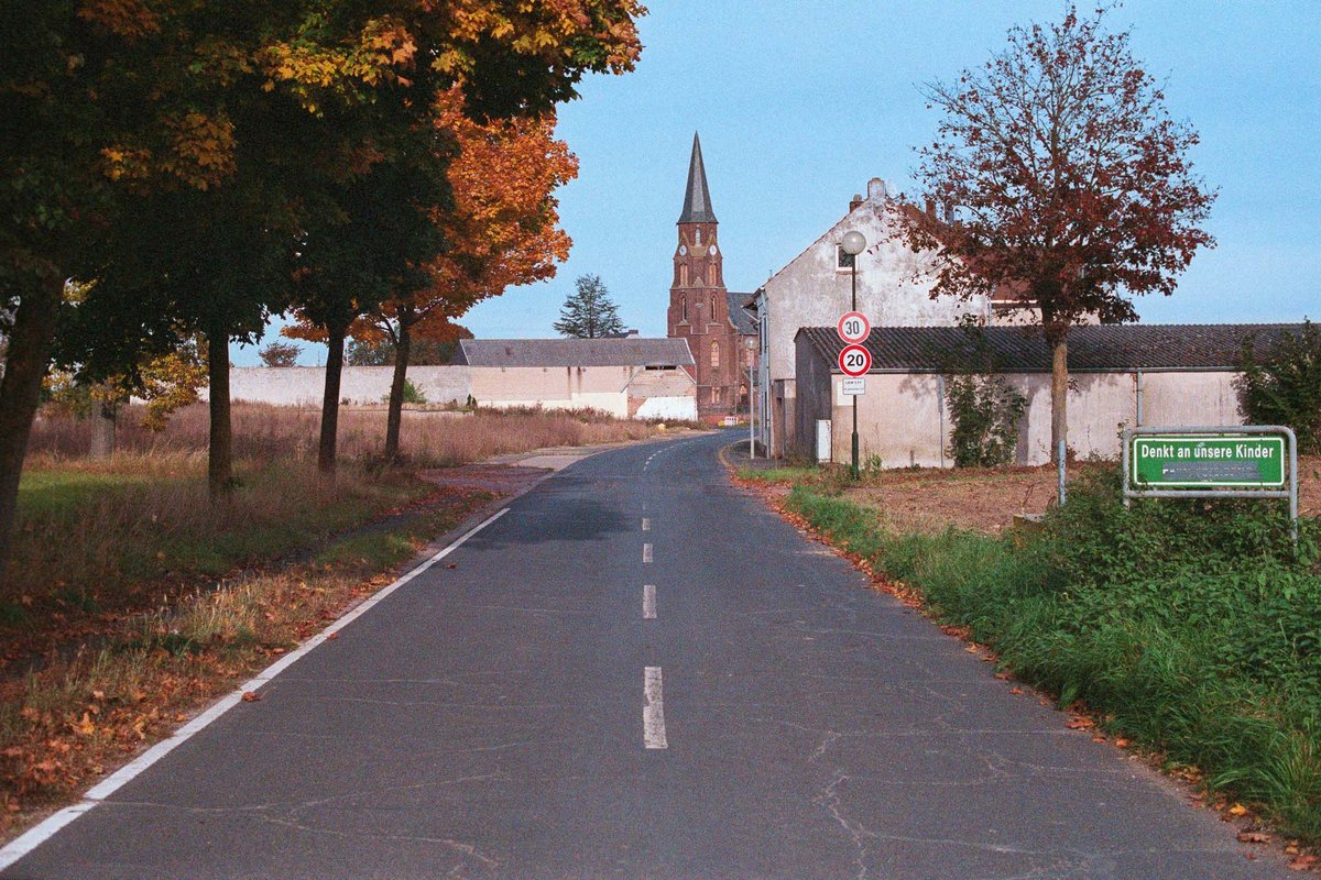 Ortseingang zum Kohletagebau-Dorf Manheim, Oktober 2021. Zurück in der Zeit geht's mit Klick auf den Pfeil. Fotos: Yannick Rouault