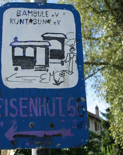 Hinweisschild auf die beiden Wagenburgen in der Eisenhutstraße 66. Foto: Werner Radtke