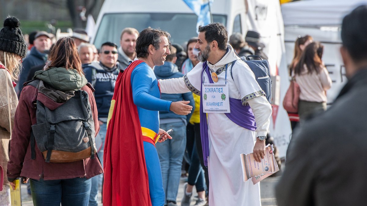 Superman trifft Sokrates: Skurrile Figuren kommen zusammen. Foto: Jens Volle