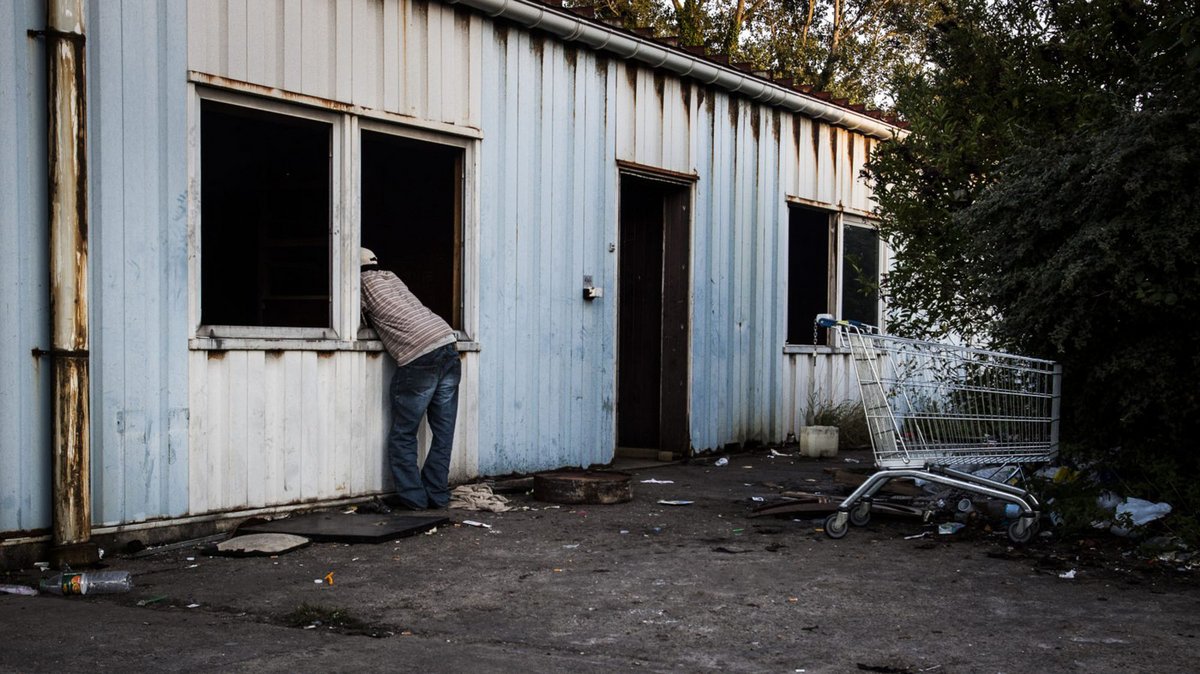 Die meisten Bewohner des "African Squat" sind junge Männer, zwischen 15 und 25, aus den Krisenherden des Sudan und Eritrea. Den Tag über hängen die Geflüchteten meist im Squat oder den Parks von Calais herum und ruhen sich aus. Nachts geht’s an den Hafen, wo sie wieder und wieder versuchen, unter LKWs nach England überzusetzen. Denn dort sind die Asylgesetze noch vergleichsweise human.