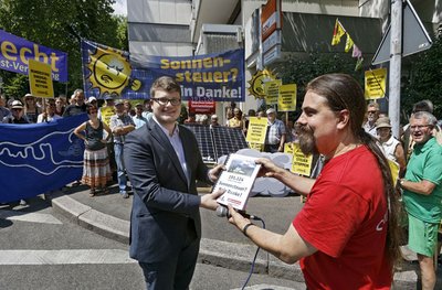 "Armselig": Anstatt des CDU-Abgeordneten Joachim Pfeiffer, nimmt ein Geschäftsstellen-Praktikant die Unterschriften entgegen. Foto: Joachim E. Röttgers
