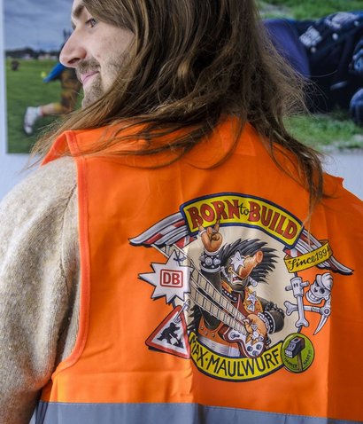 Kontext-Redakteur Minh Schredle mit Max-Maulwurf-Warnweste. Foto: Joachim E. Röttgers