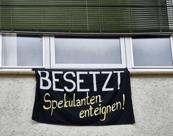 Beackert den Boden des Unfriedens: Plakat, das Spekulanten enteignen will. Fotos: Joachim E. Röttgers Beackert den Boden des Unfriedens: Plakat, das Spekulanten enteignen will. Fotos: Joachim E. Röttgers