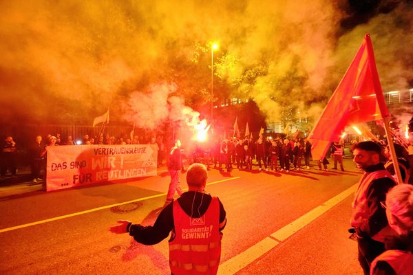 Sieht immer gut aus: Bengalos beim nächtlichen Bosch-Warnstreik.