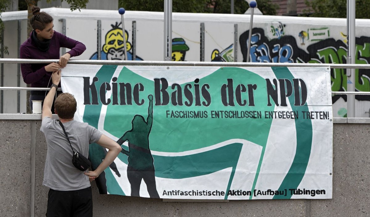 In Meßstetten haben Aktivisten die NPD aus dem Waldhorn vertrieben. Fotos: Joachim E. Röttgers