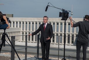 Fernsehauftritt. Fotos: www.thomasdemaiziere.de