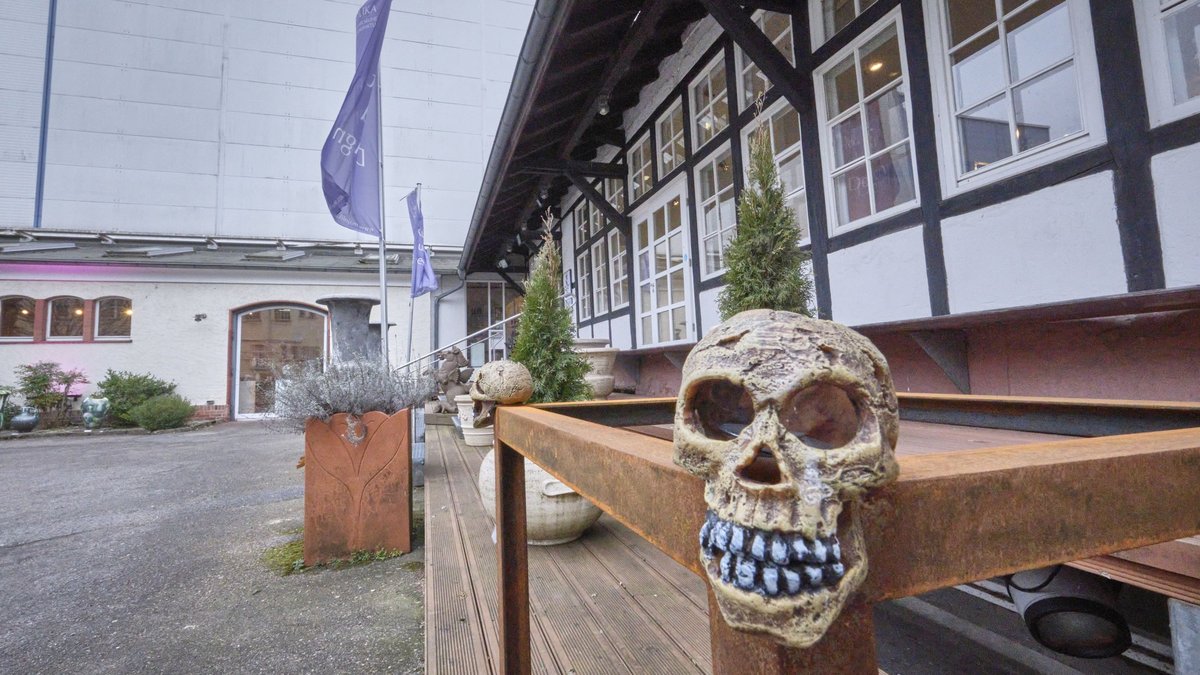 Ein Stück Karlsruher Kultur stirbt: die Majolika-Manufaktur, hinten das Museum. Foto: Joachim E. Röttgers