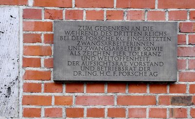 Die Gedenktafel am historischen Werk 1 kann nur lesen, wer Zutritt zum Porsche-Gelände hat. Foto: Archiv Porsche