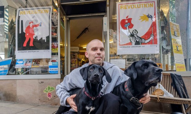 Michael Schmidt vor seinem Lädle und Udo Schöbels Plakaten. Foto: Joachim E. Röttgers