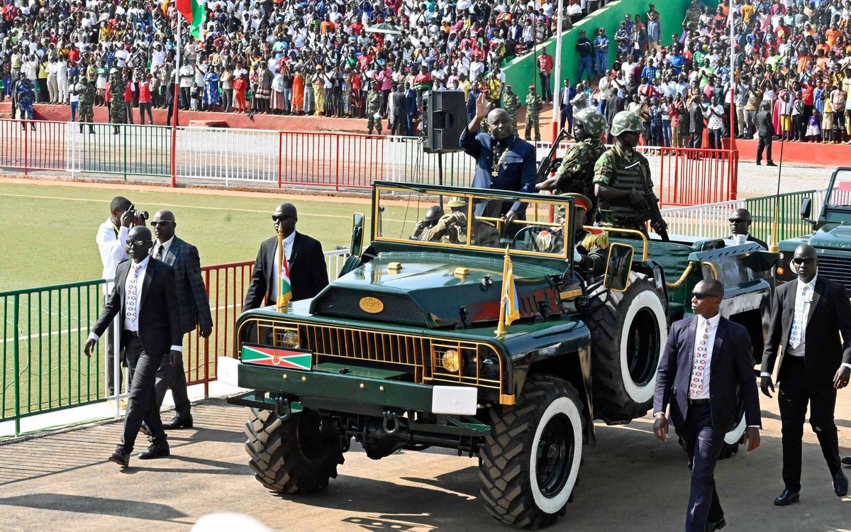 Martialischer Auftritt: Burundis Staatspräsident Evariste Ndayishimiye bei der Einfahrt ins Stadion von Gitega. Martialischer Auftritt: Burundis Staatspräsident Evariste Ndayishimiye bei der Einfahrt ins Stadion von Gitega.