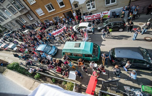 Demonstrationszug in der Wilhelm-Raabe-Straße. 