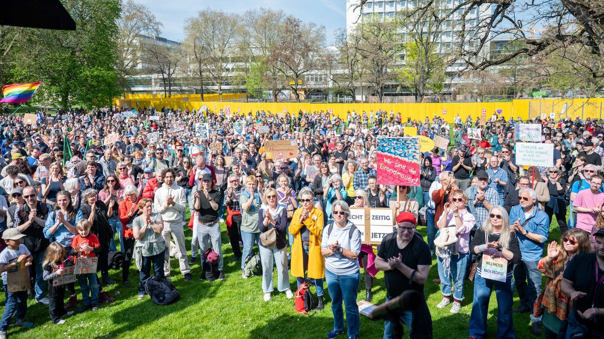 Zur zweiten Prüf-Demo in Stuttgart am vergangenen Samstag kamen rund 2.500 Menschen. Foto: Jens Volle