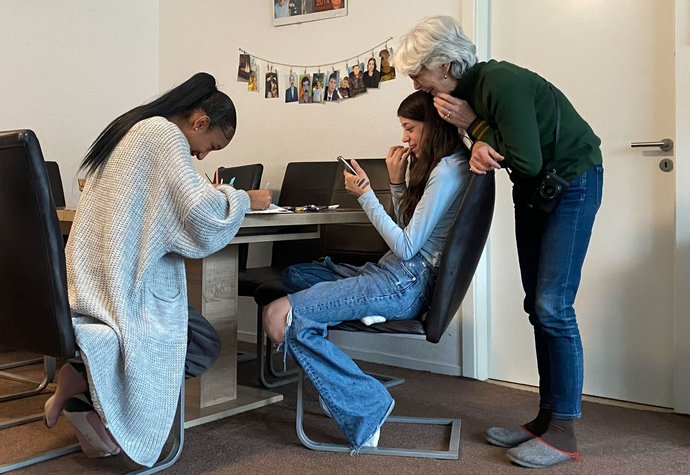 Sheelan (Mitte, rechts Sigrid Klausmann) floh aus dem Nordirak und lebt heute in Tübingen.