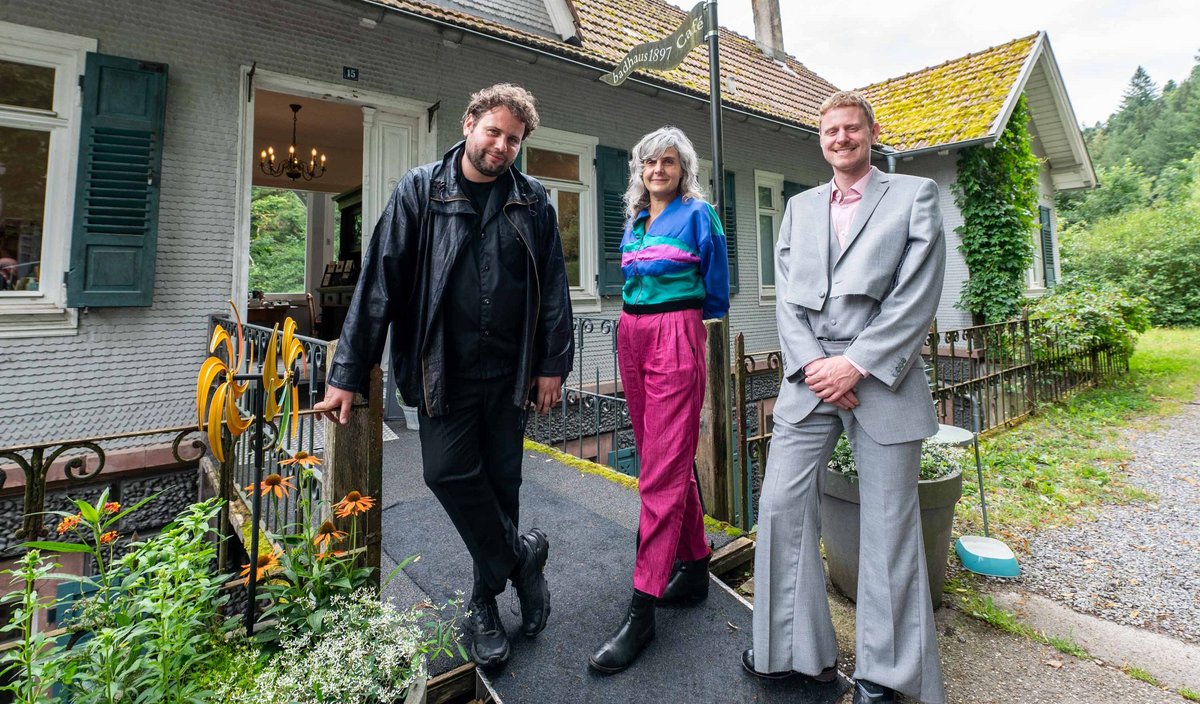 Das Kurator:innenteam Jules van den Langenberg, Katharina Wahl und Willem Schenk vor dem Café Badhaus 1897.