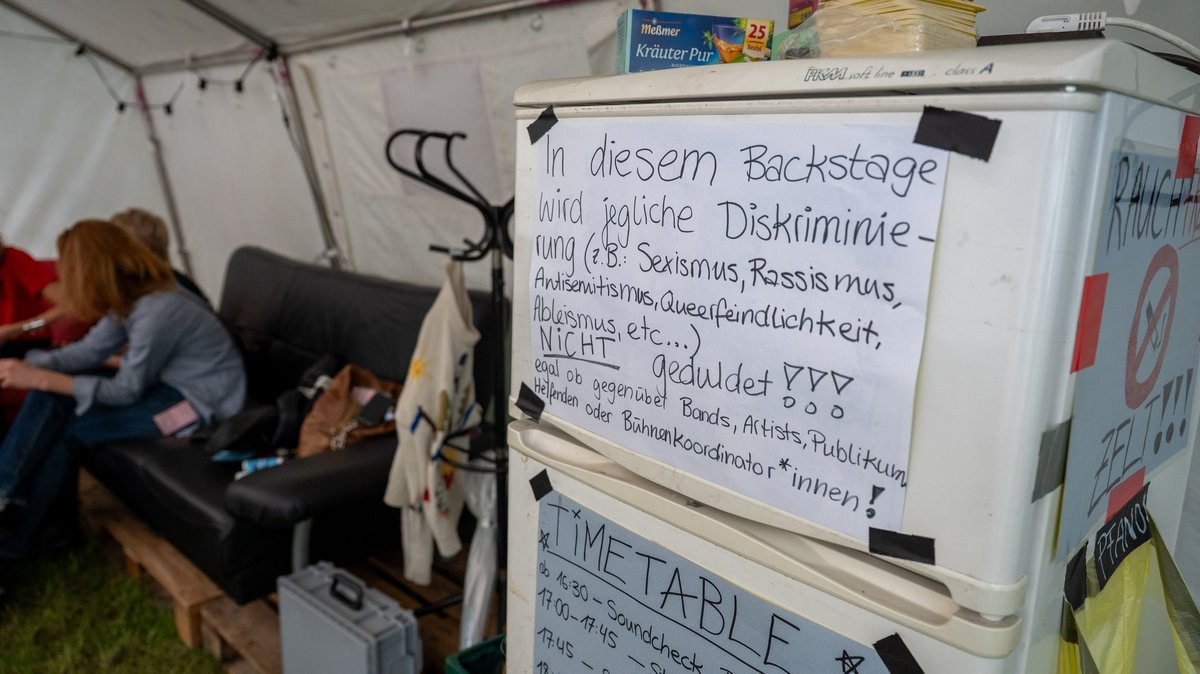 Klare Ansage auch im Backstage-Zelt.