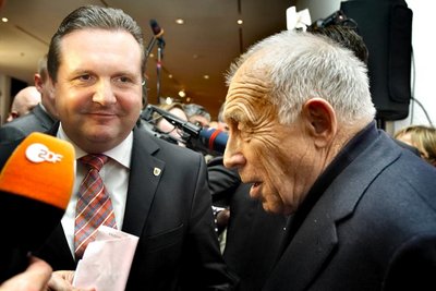 Ex-Ministerpräsident Stefan Mappus und Schlichter Heiner Geißler im Stuttgarter Rathaus. Foto: Martin Storz