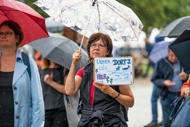 "Leben retten ist kein Verbrechen": Kundgebung auf dem Stuttgarter Schlossplatz. Fotos: Jens Volle.