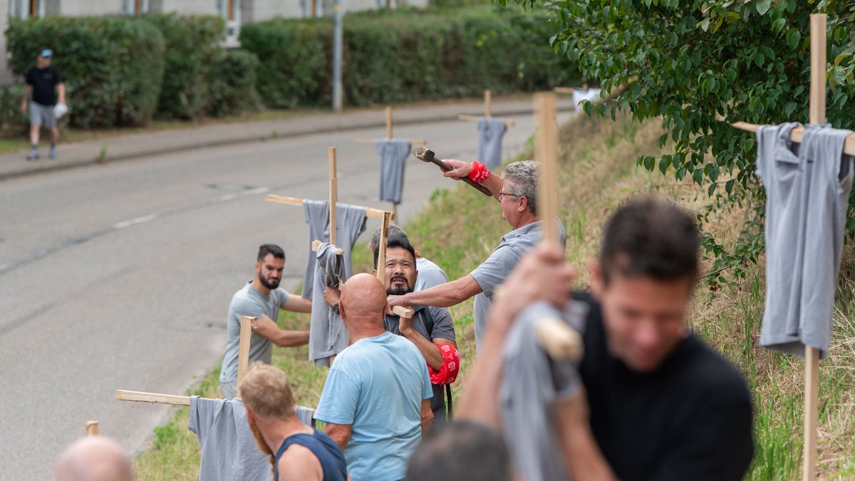Jeder ein Kreuz: Aktion von Weru-Arbeitern gegenüber der Hauptverwaltung.