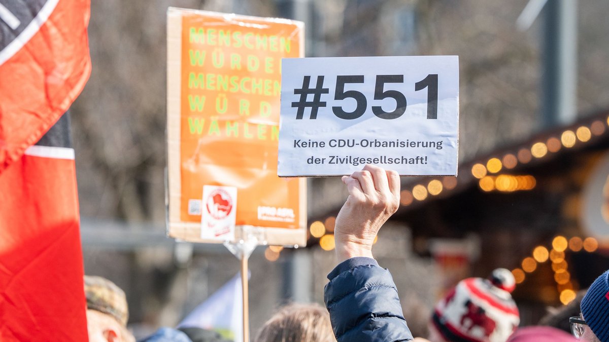 Ob dazu bald eine Kleine Anfrage erfolgt? Kundgebung des Netzwerks gegen rechts, 1. März 2025 auf dem Stuttgarter Schlossplatz. Foto: Jens Volle