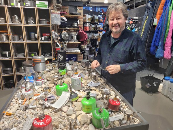 Stefan Krickeberg, einer der drei bisherigen Eigentümer des Basislagers, überlegt schon lange, wie es mit dem Geschäft weitergehen soll. 