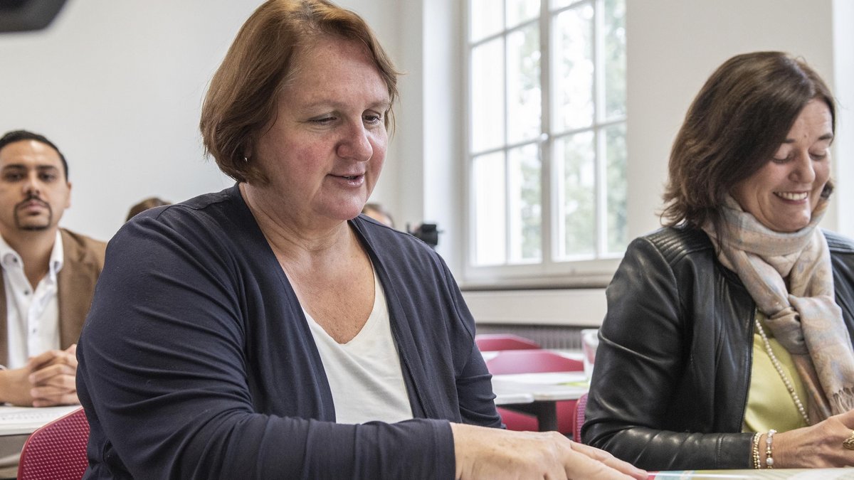 Muss erstmal selbst die Schulbank drücken: Kultusministerin Theresa Schopper beim Lernen. Foto: Jens Volle