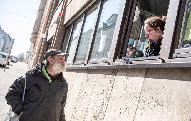 Vor dem Café 72 in Bad Cannstatt: Bedürftige versorgen sich hier mit dem Nötigsten oder gehen zur Arztsprechstunde. Foto: Jens Volle Vor dem Café 72 in Bad Cannstatt: Bedürftige versorgen sich hier mit dem Nötigsten oder gehen zur Arztsprechstunde. Foto: Jens Volle