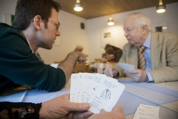 Sven und Wolfgang beim Esperanto-Kartenspiel