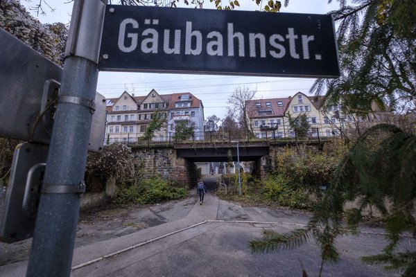 Gäubahn mit Straße. 