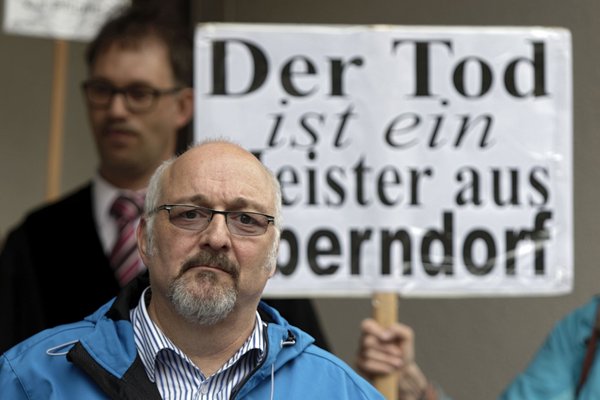 Seit Jahrzehnten im Kampf verbunden: Der Friedensaktivist Jürgen Grässlin und die Waffenfirma. Foto: Joachim E. Röttgers 