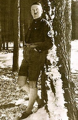 Adolf Hitler in Lederhosen. Screenshot
