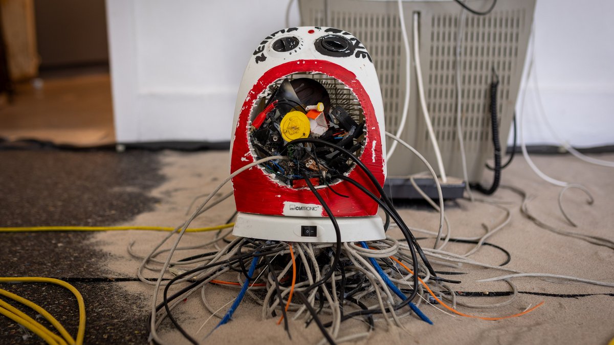 Zeitmaschine: Sehr viele Kabel am alten Heizlüfter. Aber wollen die raus oder rein? Fotos: Julian Rettig