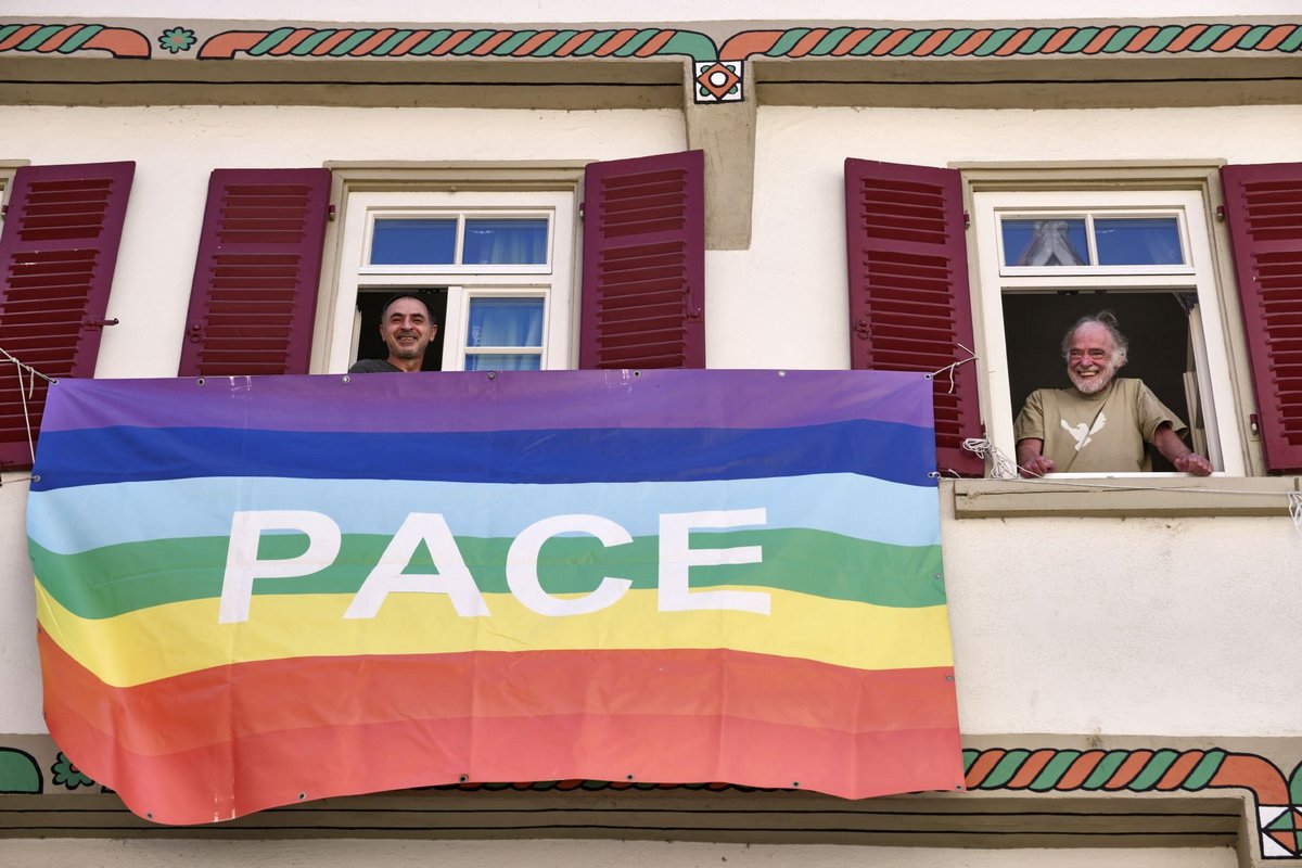 Nachbarschaftliche Eintracht in der Cannstatter Marktstraße. Nachbarschaftliche Eintracht in der Cannstatter Marktstraße.