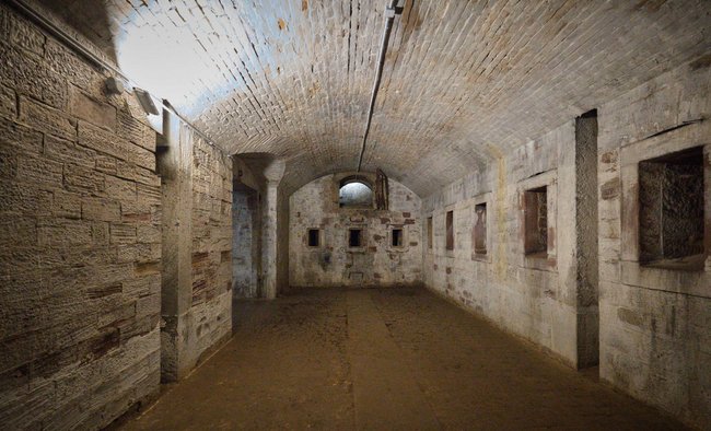 Eng und feucht: die Kasematten der Ludwigsfeste. Eng und feucht: die Kasematten der Ludwigsfeste.
