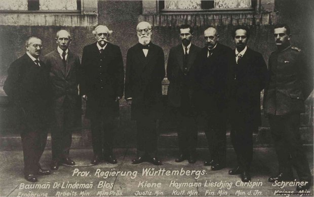 Die Provisorische Regierung Württembergs von 1918 mit Ministerpräsident Wilhelm Blos (3. v. l.) und Innenminister Arthur Crispien (2. v. r.), Foto: Landesarchiv BW, HStAS J 300 Nr. 739