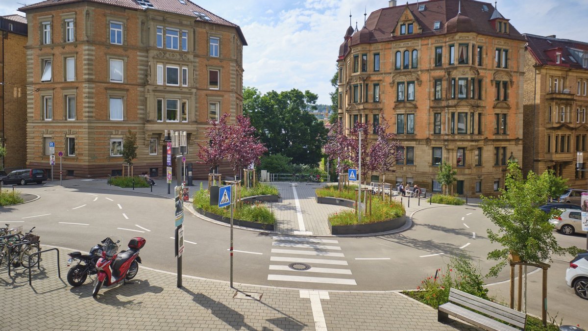 Schön ist der Schützenplatz, einst Parkplatz, geworden. Blöd, dass Häuserwände seit der Umgestaltung Wasser ziehen. Fotos: Joachim E. Röttgers