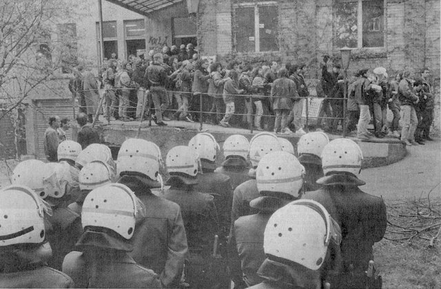Der Großteil der Besetzer*innen verließ die Villa Metz friedlich, nur wenige führte die Polizei "mit sanfter Gewalt" heraus, wie der "Reutlinger Generalanzeiger" berichtete. Foto: Yvonne Berardi