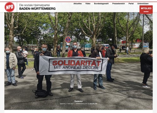 NPD mit Solidaritätsbanner auf einer Unterstützer-Kundgebung im Mai. Screenshot: NPD