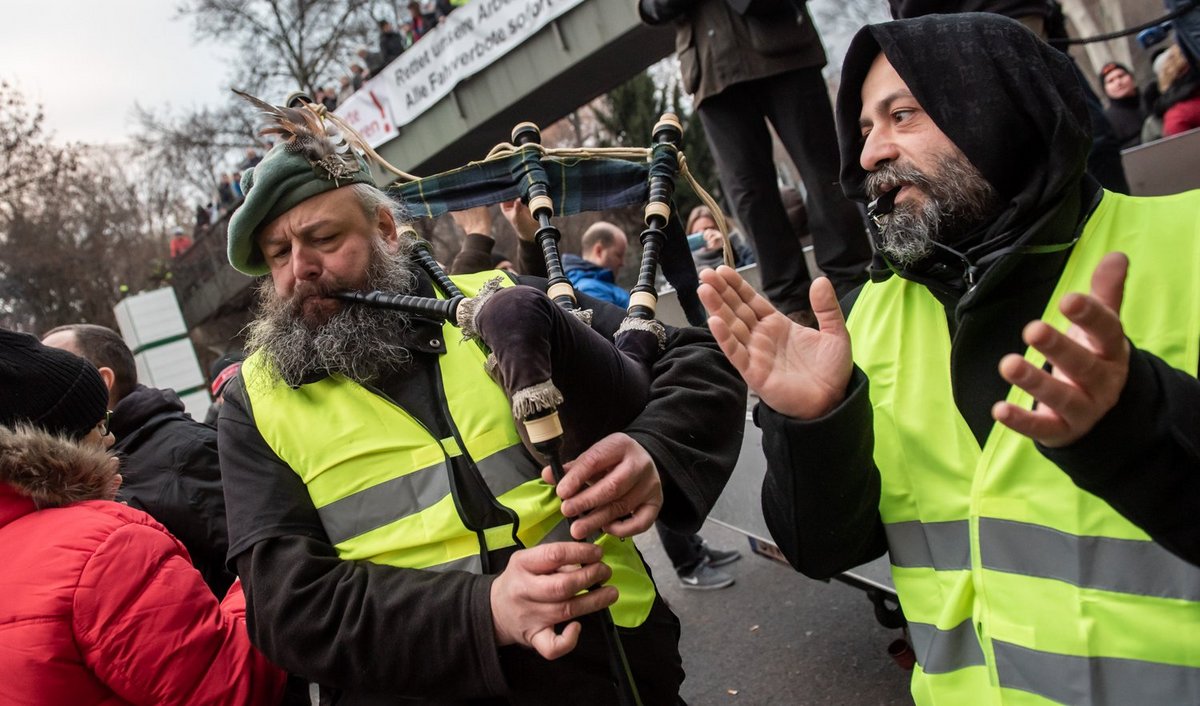 ZA-Mann Andreas Ziegler macht Welle mit Dudelsack. Demo gegen Fahrverbote, Januar 2019 in Stuttgart. Fotos: Jens Volle