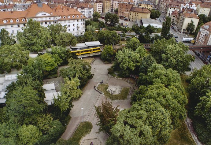 Vor der Umgestaltung beherrschten Büsche und Bäume den Marienplatz. Foto: Kraufmann/Hörner, Stadtarchiv Stuttgart, 9200 F 61997
