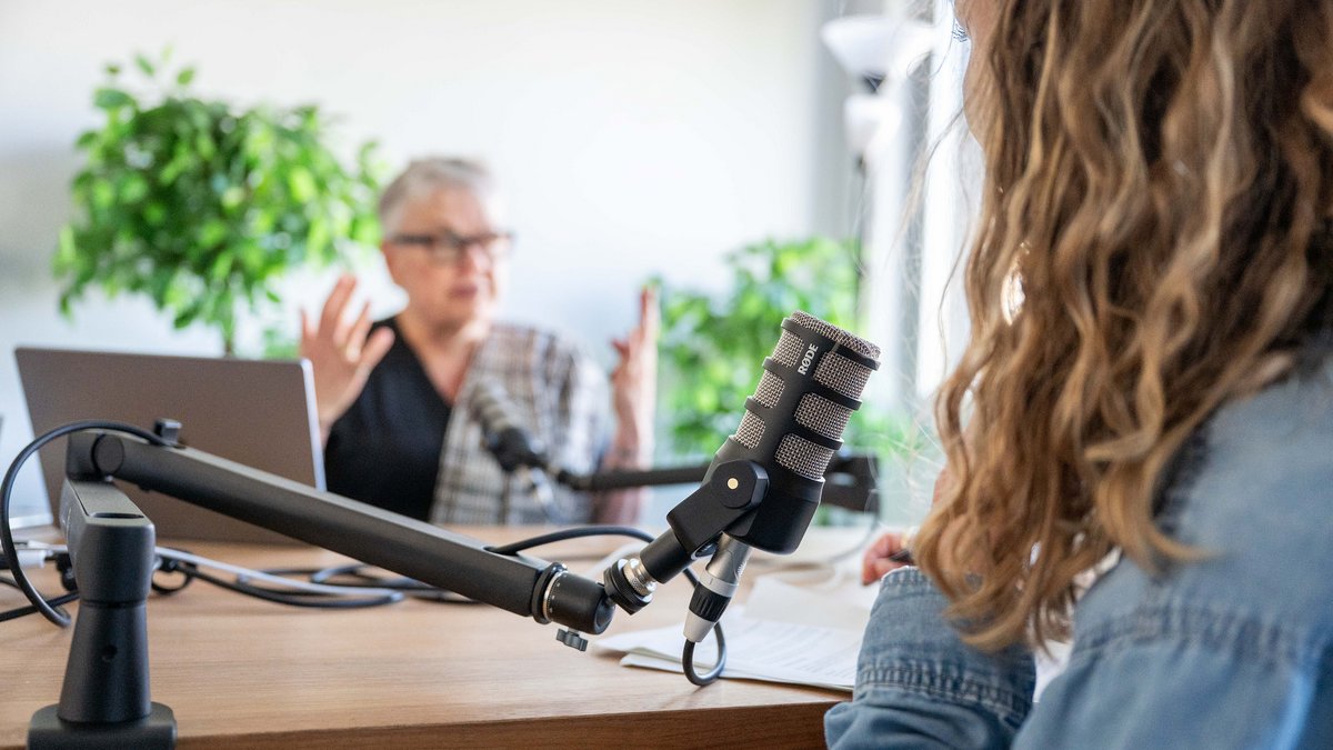 Johanna Henkel-Waidhofer und Linda Roth (vorne) beim Aufnehmen des Podcasts im Studio von STUGGI.TV. Foto: Jens Volle 