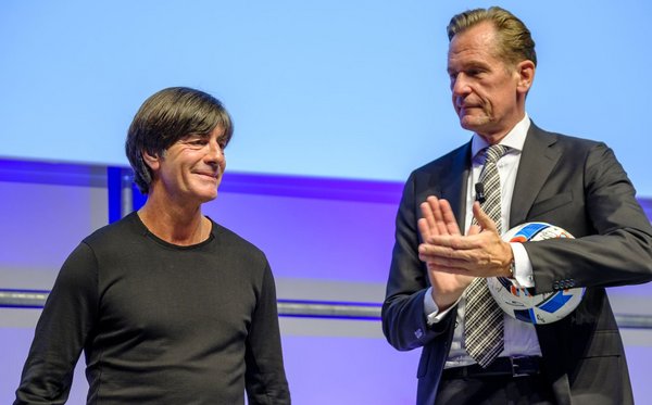 Spielt man ihm den Ball zu, gibt er ihn nimmer her. Hat der damalige Trainer der Fußball-Nationalelf Joachim Löw beim selben BDZV-Kongress erfahren müssen.