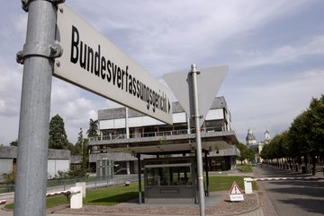 Der Verfassungsschutz hat zu viele Spitzel in der NPD, befand das Bundesverfassungsgericht.