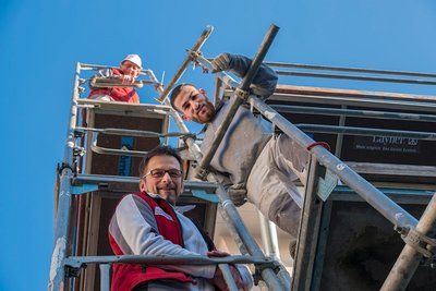 Trotz Hürden und Hindernissen strahlen Meister und Lehrling.